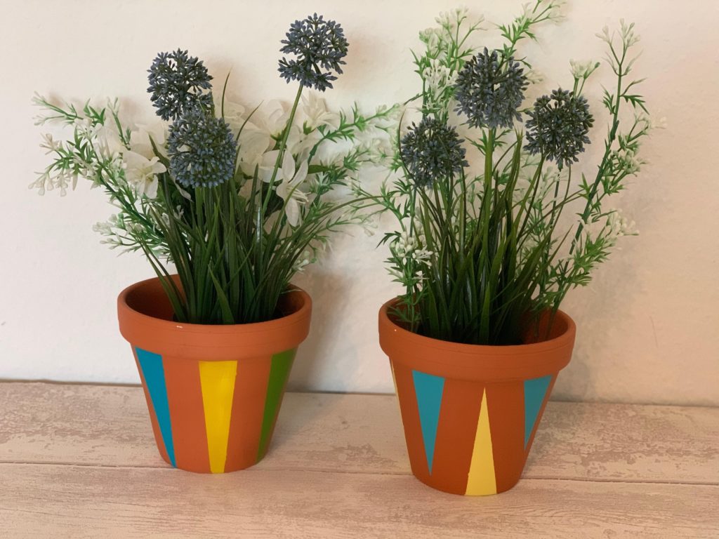 Upcycling: Alte Blumentöpfe mit Farbe bemalen